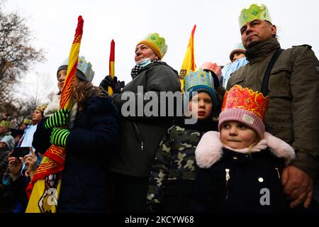 La gente partecipa alla processione il giorno dei tre Re (chiamato anche Epifania), durante la pandemia di coronavirus a Cracovia, in Polonia, il th6 gennaio 2022. La parata cattolica romana commemora la visita biblica dei tre Magi, noti come tre saggi, al piccolo Gesù dopo la sua nascita. (Foto di Beata Zawrzel/NurPhoto) Foto Stock