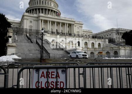 Le barricate sono viste al Campidoglio degli Stati Uniti durante una Giornata della memoria e dell'azione in occasione del primo anniversario del “Stop the Steal Rally” e della tempesta del Campidoglio degli Stati Uniti, il 6 gennaio 2022 a Washington D.C. USA. I poteri pubblici a DC e in tutto il paese sono stati tenuti in memoria del raduno per l’anti-ratifica della vittoria del presidente Joe Biden all’Electoral College sull’ex presidente Donald Trump. Il Presidente Biden e i legislatori hanno espresso le loro osservazioni e hanno tenuto un momento di silenzio in Aula per coloro che un anno fa sono andati persi durante la tempesta del Campidoglio. (Foto di John L Foto Stock