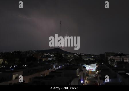 Vista di un temporale nella zona di Lomas Estrella di Iztapalapa, Città del Messico, durante l'emergenza sanitaria COVID-19 e il semaforo verde epidemiologico nella capitale. (Foto di Gerardo Vieyra/NurPhoto) Foto Stock