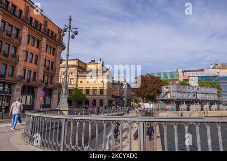 Splendida vista sulla città di Stoccolma. Persone che camminano in una delle strade centrali. Svezia. Stoccolma. Foto Stock