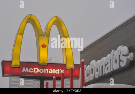 Il logo del McDonald's si trova all'esterno del fast food McDonald's, nel centro di Edmonton. Venerdì 7 gennaio 2022, a Edmonton, Alberta, Canada. (Foto di Artur Widak/NurPhoto) Foto Stock