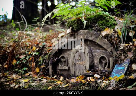 Case delle fate nascoste e porte nel bosco - Brodick Gardens, Isola di Arran, Scozia Foto Stock