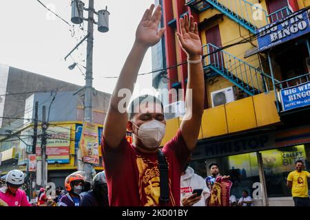 I devoti del Nazareno Nero visitano la Chiesa di Quiapo a Manila, Filippine, il giorno della festa, il 9 gennaio 2022. A causa dell'improvviso aumento di casi COVID-19 con Omicron variante minaccia nelle Filippine che porta il governo a riimposto livello di allarme 3 nella regione della capitale nazionale, la Chiesa di Quiapo a Manila annulla la tradizione annuale chiamata Traslacione dei devoti del Nazareno nero per evitare la raccolta di massa e la diffusione di coronavirus. Nonostante le suddette linee guida, cattolici devoti stanno ancora cercando di raggiungere la chiesa barricata per offrire le loro preghiere personali. (Foto di Ryan Eduard Benaid/NurPhoto) Foto Stock