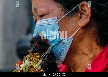 I devoti del Nazareno Nero visitano la Chiesa di Quiapo a Manila, Filippine, il giorno della festa, il 9 gennaio 2022. A causa dell'improvviso aumento di casi COVID-19 con Omicron variante minaccia nelle Filippine che porta il governo a riimposto livello di allarme 3 nella regione della capitale nazionale, la Chiesa di Quiapo a Manila annulla la tradizione annuale chiamata Traslacione dei devoti del Nazareno nero per evitare la raccolta di massa e la diffusione di coronavirus. Nonostante le suddette linee guida, cattolici devoti stanno ancora cercando di raggiungere la chiesa barricata per offrire le loro preghiere personali. (Foto di Ryan Eduard Benaid/NurPhoto) Foto Stock