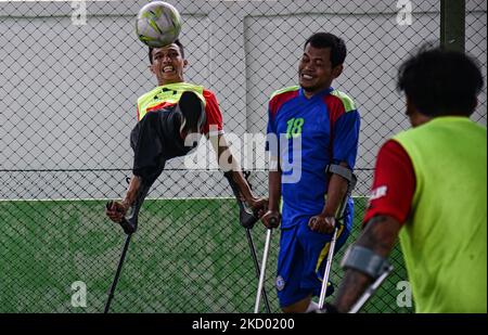 I giocatori della squadra di calcio degli amputei di Asprov West Java che usano le stampelle prendono parte ad una sessione di addestramento in un campo a Bogor il 9 gennaio 2022. (Foto di Adriana Adie/NurPhoto) Foto Stock