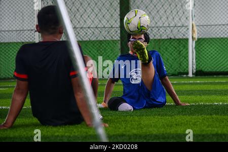 I giocatori della squadra di calcio Aprov West Java amputee si destreggiano con i compagni di squadra durante una sessione di allenamento in un campo a Bogor il 9 gennaio 2022. (Foto di Adriana Adie/NurPhoto) Foto Stock