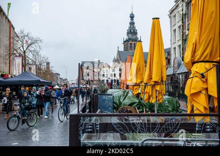 Durante il blocco imposto nel paese, l'industria dell'ospitalità è chiusa, in modo che le persone possono solo portare cibo o bevande da portare via. A Nijmegen, il 8th gennaio 2022. (Foto di Romy Arroyo Fernandez/NurPhoto) Foto Stock