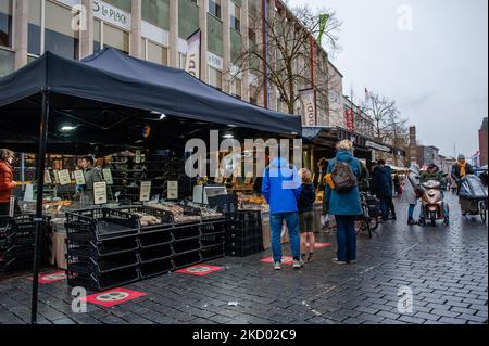 La gente mantiene la distanza sociale mentre acquista in uno dei stand alimentari del mercato settimanale, durante il duro blocco imposto nel paese. A Nijmegen, il 8th gennaio 2022. (Foto di Romy Arroyo Fernandez/NurPhoto) Foto Stock