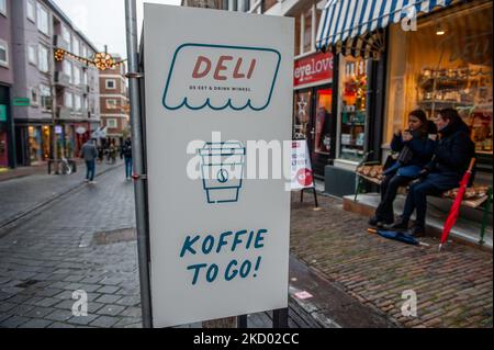 Due donne prendono un caffè seduto fuori per strada, durante il duro blocco imposto nel paese. A Nijmegen, il 8th gennaio 2022. (Foto di Romy Arroyo Fernandez/NurPhoto) Foto Stock