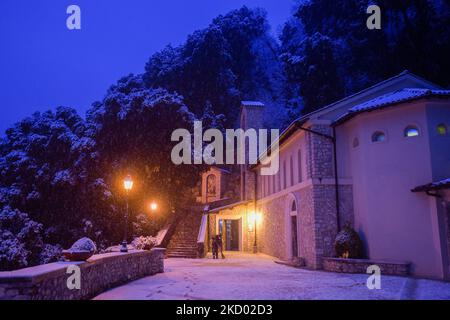 Nevicate e maltempo a basse quote nell'Appennino centrale, innevate nella Provincia di Rieti. Santuario Francescano di Greccio (Rieti), 9 dicembre 2022 (Foto di Riccardo Fabi/NurPhoto) Foto Stock