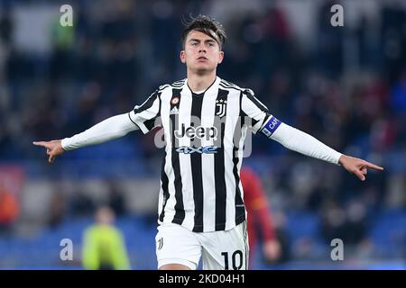 Paulo Dybala del FC Juventus festeggia dopo aver segnato il primo gol durante la Serie Una partita tra ROMA e FC Juventus allo Stadio Olimpico, Roma, Italia il 9 gennaio 2022. (Foto di Giuseppe Maffia/NurPhoto) Foto Stock