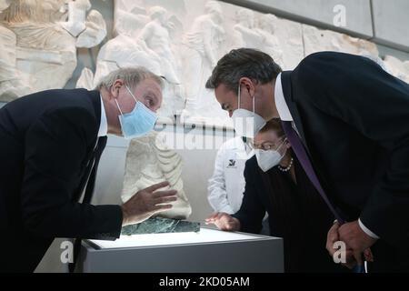 Il direttore del Museo dell'Acropoli Nikolaos Stampolidis (L) presenta un frammento del Partenone, un prestito del Museo Archeologico Antonino Salinas di Palermo, al primo ministro greco Kyriakos Mitsotakis alla Galleria del Partenone di Atene, Grecia, il 10 gennaio 2022 (Foto di Panayotis Tzamaros/NurPhoto) Foto Stock