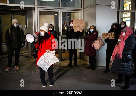 Gli insegnanti, i leader sindacali e gli studenti si sono riuniti di fronte alla sede centrale della United Federal of Teachers (UFT) a 52 Broadway a Manhattan, New York il 10 gennaio 2022 per lottare per condizioni di lavoro e di apprendimento più sicure in occasione dell'ultima epidemia di COVID-19 nelle scuole. (Foto di Karla Ann Cote/NurPhoto) Foto Stock