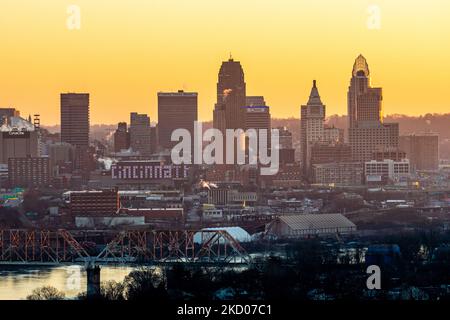 Il centro di Cincinnati è visto come il sole sorge martedì 11 2022 gennaio a Cincinnati, Ohio, USA. (Foto di Jason Whitman/NurPhoto) Foto Stock