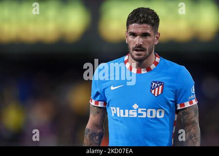 Rodrigo de Paul dell'Atletico Madrid guarda durante la partita la Liga Santader tra Villarreal CF e Club Atletico de Madrid all'Estadio de la Ceramica il 9 gennaio 2022 a Villarreal, Spagna. (Foto di Jose Breton/Pics Action/NurPhoto) Foto Stock