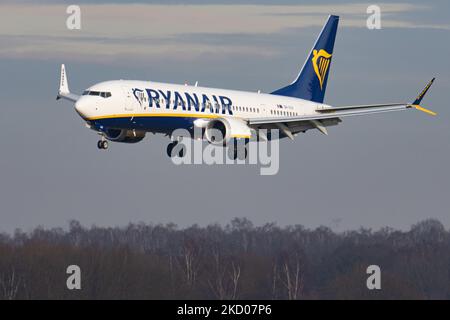 Un aeromobile Boeing 737 MAX 8 visto volare, atterrare e tassare all'aeroporto Eindhoven ein, nella città olandese. L'aereo ha la registrazione 9H-VUV di Malta Air una compagnia aerea low-cost, joint venture tra Ryanair e il governo di Malta con il logo Ryanair. La compagnia aerea di bilancio Boeing 737 MAX 8-200 nuovo aereo è in volo dal dicembre 2021. L'industria aeronautica e il traffico passeggeri stanno gradualmente affondando un periodo difficile con la pandemia del coronavirus Covid-19 che ha un impatto negativo sull'industria dei viaggi, temendo un peggioramento della situazione dovuto alla nuova mutazione della variante Omega. Eind Foto Stock