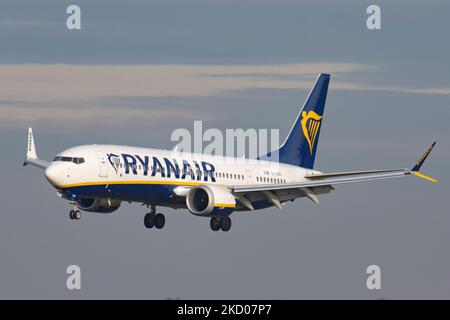 Un aeromobile Boeing 737 MAX 8 visto volare, atterrare e tassare all'aeroporto Eindhoven ein, nella città olandese. L'aereo ha la registrazione 9H-VUV di Malta Air una compagnia aerea low-cost, joint venture tra Ryanair e il governo di Malta con il logo Ryanair. La compagnia aerea di bilancio Boeing 737 MAX 8-200 nuovo aereo è in volo dal dicembre 2021. L'industria aeronautica e il traffico passeggeri stanno gradualmente affondando un periodo difficile con la pandemia del coronavirus Covid-19 che ha un impatto negativo sull'industria dei viaggi, temendo un peggioramento della situazione dovuto alla nuova mutazione della variante Omega. Eind Foto Stock