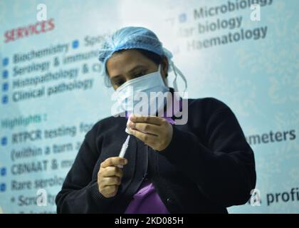 Campo di vaccinazione per bambini di strada dai 15-17 anni di età in occasione di un'occassione di 159th anniversario di compleanno di Swami Vivekananda in caso di emergenza coronavirus in ospedale Peerless, Kolkata, India, 12 gennaio, 2022. (Foto di Indranil Aditya/NurPhoto) Foto Stock