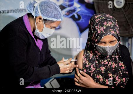 Un bambino di strada reagisce mentre prende un vaccino jab durante un campo di vaccinazione per bambini di strada a partire da 15-17 anni di età in un'occassion di 159th ° anniversario di compleanno di Swami Vivekananda in mezzo al coronavirus emergenza a Kolkata, India, 12 gennaio, 2022. (Foto di Indranil Aditya/NurPhoto) Foto Stock