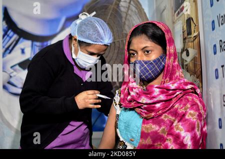 Campo di vaccinazione per bambini di strada dai 15-17 anni di età in occasione di un'occassione di 159th anniversario di compleanno di Swami Vivekananda in caso di emergenza coronavirus in ospedale Peerless, Kolkata, India, 12 gennaio, 2022. (Foto di Indranil Aditya/NurPhoto) Foto Stock