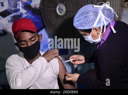 Campo di vaccinazione per bambini di strada dai 15-17 anni di età in occasione di un'occassione di 159th anniversario di compleanno di Swami Vivekananda in caso di emergenza coronavirus in ospedale Peerless, Kolkata, India, 12 gennaio, 2022. (Foto di Indranil Aditya/NurPhoto) Foto Stock