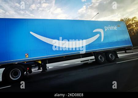 Il camion Amazon prime viene fotografato sull'autostrada A4 vicino a Katowice, nella regione della Slesia in Polonia. Novembre 4th, 2021. (Foto di Beata Zawrzel/NurPhoto) Foto Stock