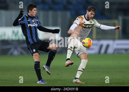 Tanner Tessmann (Venezia FC) è sfidato da Matteo Pessina (Atalanta BC) durante la partita di calcio italiana Coppa Italia Atalanta BC vs Venezia FC il 12 gennaio 2022 allo Stadio Gewiss di Bergamo (Foto di Francesco Scaccianoce/LiveMedia/NurPhoto) Foto Stock