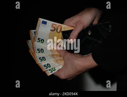 In questa foto un nitizen contiene cinquanta banconote in euro. Mercoledì 12 gennaio 2021, a Edmonton, Alberta, Canada. (Foto di Artur Widak/NurPhoto) Foto Stock