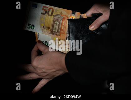 In questa foto un nitizen contiene cinquanta banconote in euro. Mercoledì 12 gennaio 2021, a Edmonton, Alberta, Canada. (Foto di Artur Widak/NurPhoto) Foto Stock