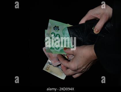 In questa foto, un nizen contiene banconote in dollari canadesi. Mercoledì 12 gennaio 2021, a Edmonton, Alberta, Canada. (Foto di Artur Widak/NurPhoto) Foto Stock