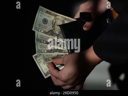 In questa foto, un nizen contiene banconote in dollari USA. Mercoledì 12 gennaio 2021, a Edmonton, Alberta, Canada. (Foto di Artur Widak/NurPhoto) Foto Stock