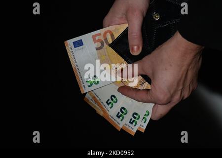 In questa foto un nitizen contiene cinquanta banconote in euro. Mercoledì 12 gennaio 2021, a Edmonton, Alberta, Canada. (Foto di Artur Widak/NurPhoto) Foto Stock