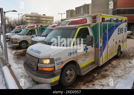 Ambulanze viste al di fuori del pronto soccorso del Walter C. Mackenzie Health Sciences Centre (WMC) di Edmonton. Alberta ha registrato 6.789 nuovi casi nelle ultime 24 ore. 748 Albertani sono in ospedale, 82 dei quali in UTI, e 3.367 morti. Mercoledì 12 gennaio 2021, a Edmonton, Alberta, Canada. (Foto di Artur Widak/NurPhoto) Foto Stock