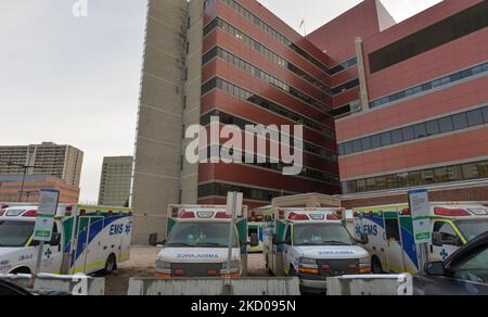 Ambulanze viste al di fuori del pronto soccorso del Walter C. Mackenzie Health Sciences Centre (WMC) di Edmonton. Alberta ha registrato 6.789 nuovi casi nelle ultime 24 ore. 748 Albertani sono in ospedale, 82 dei quali in UTI, e 3.367 morti. Mercoledì 12 gennaio 2021, a Edmonton, Alberta, Canada. (Foto di Artur Widak/NurPhoto) Foto Stock