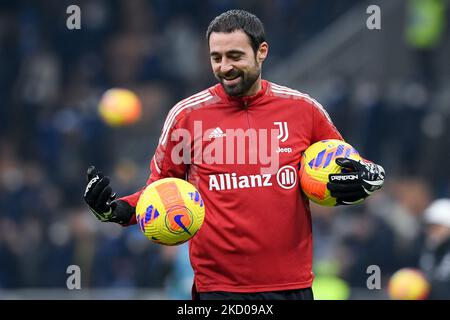 Carlo Pinsoglio del FC Juventus guarda al match finale della SuperCup Italiana tra FC Internazionale e Juventus FC allo Stadio Giuseppe Meazza, Milano, Italia, il 12 gennaio 2022. (Foto di Giuseppe Maffia/NurPhoto) Foto Stock