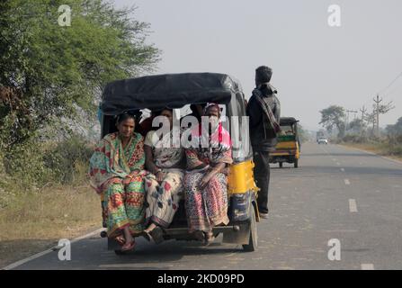 Le persone salgono a bordo del veicolo per i trasporti pubblici in quanto sono sovraffollate a causa del minor numero di mezzi di trasporto pubblici disponibili in loro sono zona nel quartiere Rayagada del sud di Odisha, a più di 350 km di distanza dalla capitale Odishaâ Bhubaneswar dello stato indiano orientale, Bhubaneswar (Foto di Str/NurPhoto) Foto Stock