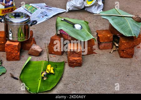 Vasi di argilla coperti con foglie di banana contenente pongala visto come donne indù finire le preparazioni finali prima di cucinare pongala lungo la strada la mattina dell'ultimo giorno del 10 ° giorno Attukal Pongala Mahotsavam Festival nella città di Thiruvananthapuram (Trivandrum), Kerala, India, il 19 febbraio 2019. L'Attukal Pongala Mahotsavam Festival è celebrato da milioni di donne indù ogni anno. Durante questo festival le donne preparano Pongala (riso cotto con gaggery, ghee, cocco e altri ingredienti) all'aperto in piccole pentole per soddisfare la dea Kannaki. Pongala (che ha illuminato Foto Stock