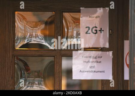 2G segno più di regola è visto sulla finestra di un panificio nel centro della città di Bonn, Germania il 13 gennaio 2021 come regola 2G più ( completamente vaccinato o recuperato più con vaccinazione di richiamo o test corona negativo) Inizia ad essere imposto in ristoranti e bar come la Germania cerca di frenare l'aumento di casi di infezione Omicron in Germania (Foto di Ying Tang/NurPhoto) Foto Stock