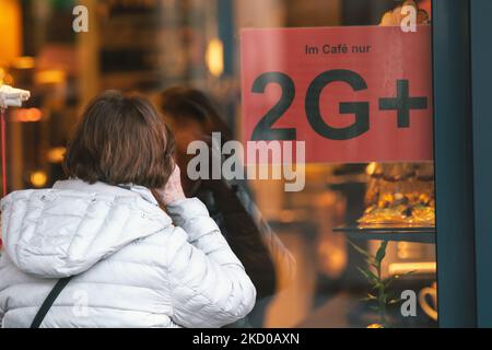 2G segno più di regola è visto sulla finestra di un panificio nel centro della città di Bonn, Germania il 13 gennaio 2021 come regola 2G più ( completamente vaccinato o recuperato più con vaccinazione di richiamo o test corona negativo) Inizia ad essere imposto in ristoranti e bar come la Germania cerca di frenare l'aumento di casi di infezione Omicron in Germania (Foto di Ying Tang/NurPhoto) Foto Stock