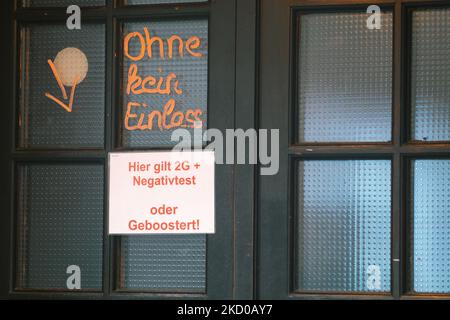 2G segno più di regola è visto sulla finestra di un pub nel centro della città di Bonn, Germania il 13 gennaio 2021 come 2G più di regola (completamente vaccinato o recuperato più con vaccinazione di richiamo o test corona negativo) Inizia ad essere imposto in ristoranti e bar come la Germania cerca di frenare l'aumento di casi di infezione Omicron in Germania (Foto di Ying Tang/NurPhoto) Foto Stock