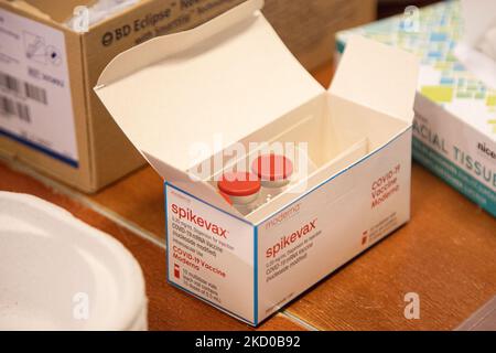 La confezione con i flaconcini di moderna del vaccino. L'operatore sanitario pubblico GGD prepara i vaccini Moderna Spikevax mRNA Covid-19 prelevandoli dal flacone di vetro del flaconcino alle singole dosi nelle siringhe nell'area speciale del mega centro di vaccinazione di Eindhoven. I jab sono somministrati come dose di richiamo. Il richiamo della terza dose è disponibile per tutti i Paesi Bassi oltre al blocco mentre la nazione combatte le epidemie della nuova mutazione del coronavirus variante di omicron della pandemia. Eindhoven, Paesi Bassi il 7 gennaio 2022 (Foto di Nicolas Economou/NurPhoto) Foto Stock