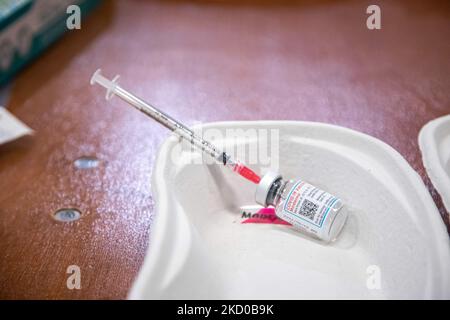 Primo piano sulla siringa e sul flaconcino del vaccino di moderna con l'iscrizione di moderna. L'operatore sanitario pubblico GGD prepara i vaccini Moderna Spikevax mRNA Covid-19 prelevandoli dal flacone di vetro del flaconcino alle singole dosi nelle siringhe nell'area speciale del mega centro di vaccinazione di Eindhoven. I jab sono somministrati come dose di richiamo. Il richiamo della terza dose è disponibile per tutti i Paesi Bassi oltre al blocco mentre la nazione combatte le epidemie della nuova mutazione del coronavirus variante di omicron della pandemia. Eindhoven, Paesi Bassi il 7 gennaio 2022 (Foto b Foto Stock