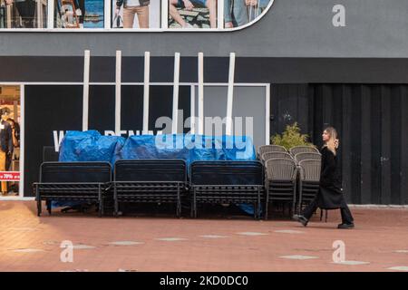 Ristorante chiuso a Eindhoven durante il blocco con le sedie e tavoli della terrazza imballato e chiuso a chiave. I Paesi Bassi sollevano in parte le misure di blocco dal 15 gennaio dopo la chiusura di 4 settimane, con tutti i negozi non essenziali che aprono con orario di lavoro limitato, università, parrucchieri e palestre, con capacità ridotta, ma caffè, bar e ristoranti resteranno sicuramente chiusi fino al 25 gennaio, un'azione che trova molti proprietari di negozio contro. La vita quotidiana a Eindhoven mentre le persone camminano nel quartiere commerciale del centro o aspettano in fila per ricevere i prodotti Foto Stock