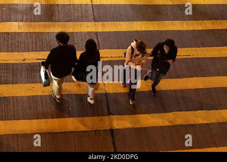 Hong Kong, Cina, 15 gennaio 2022, la gente attraversa Mongkok Road, a Hong Kong, Cina, il 15 gennaio 2022, A Hong Kong, Cina, il 15 gennaio 2022. (Foto di Marc Fernandes/NurPhoto) Foto Stock
