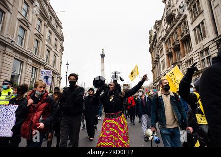 I manifestanti marciano durante una manifestazione "Kill the Bill" a Londra (Gran Bretagna), 15 gennaio 2022. Migliaia di persone hanno marciato per Londra durante una protesta "Kill the Bill” per manifestare contro la polizia, il crimine, la condanna e la legge del tribunale. Gli oppositori del progetto di legge criticano il fatto che essa conferirà alla polizia maggiori poteri per reprimere le proteste. (Foto di Maciek Musialek/NurPhoto) Foto Stock