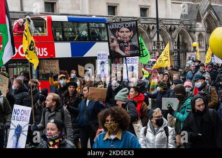 LONDRA, REGNO UNITO - 15 GENNAIO 2022: I manifestanti si sono recati al di fuori della Royal Courts of Justice chiedendo ai pari di opporsi e modificare la legge governativa sulla polizia, la criminalità, le condanne e i tribunali (legge PCSC), prima della votazione finale nella Camera dei Lord di lunedì prossimo, Così come il disegno di legge di nazionalità e frontiere il 15 gennaio 2022 a Londra, Inghilterra. Il disegno di legge del PCSC conferirebbe alla polizia e al Segretario di Stato di imporre nuove condizioni alle proteste e alle processioni pubbliche, che secondo gli attivisti influirebbero sul diritto di protestare. (Foto di Wiktor Szymanowicz/NurPhoto) Foto Stock