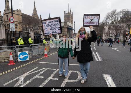 LONDRA, REGNO UNITO - 15 GENNAIO 2022: I manifestanti hanno manifestato al di fuori delle Camere del Parlamento chiedendo ai pari di opporsi e modificare la legge governativa sulla polizia, la criminalità, le condanne e i tribunali (legge PCSC), prima della votazione finale nella Camera dei Lord di lunedì prossimo, Così come il disegno di legge di nazionalità e frontiere il 15 gennaio 2022 a Londra, Inghilterra. Il disegno di legge del PCSC conferirebbe alla polizia e al Segretario di Stato di imporre nuove condizioni alle proteste e alle processioni pubbliche, che secondo gli attivisti influirebbero sul diritto di protestare. (Foto di Wiktor Szymanowicz/NurPhoto) Foto Stock