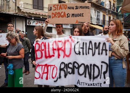 Palermo, Sicilia, Italia. 4th Nov 2022. Dimostrazione contro la droga sotto il motto 'Care creates in-dependence''. Secondo i promotori dell'evento, ''e' diventato impossibile nel centro storico di Palermo, Ed in particolare in alcune zone dell'Albergheria, per non notare l'aumento di tutti i fenomeni legati al consumo, alla vendita e alla produzione di droghe, compresa in particolare la cricca, il cui pericolo è sempre più sentito in molte grandi città europee. ''.la protesta si è svolta da Casa Professa verso le strade del quartiere storico di Albergheria.Banners re Foto Stock