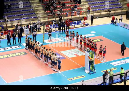 Inizio partita Prisma Taranto-Verona Volley. Durante il Volley Campionato Italiano Serie A Men Superleague Prisma Taranto vs NBV Verona il 16 gennaio 2022 al PalaMazzola di Taranto (Foto di Giuseppe leva/LiveMedia/NurPhoto) Foto Stock