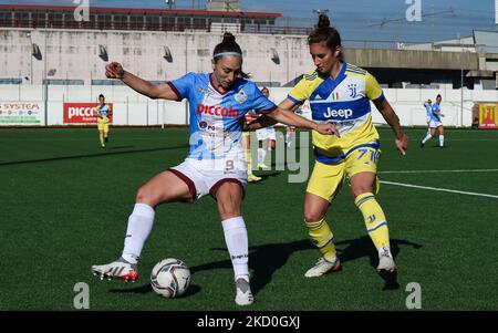 Deborah Salvatori Rinaldi (9) Pomigliano Calcio Femminile e Martina Lenzino (71) Donne Juventus durante il Campionato Italiano di Calcio una partita femminile 2021/2022 tra Pomigliano Femminile e Donne Juventus allo stadio Ugo Gobbato il 16 gennaio 2022 (Foto di Andrea D'amico/LiveMedia/NurPhoto) Foto Stock